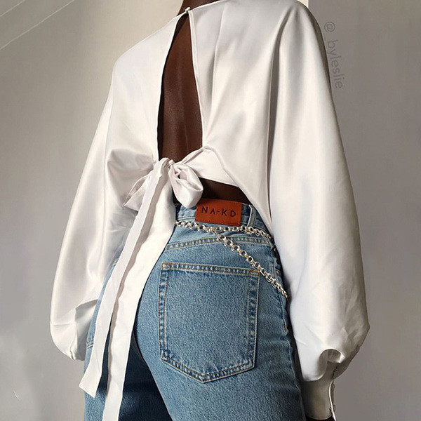 Κομψή γυναικεία μπλούζα με γυμνή πλάτη και κορδόνια σε άσπρο χρώμα