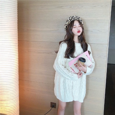 Μακρύ και ευρύ πουλόβερ με ωοειδές ντεκολτέ στο λευκό και κόκκινο χρώμα