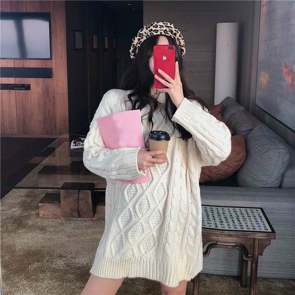 Μακρύ και ευρύ πουλόβερ με ωοειδές ντεκολτέ στο λευκό και κόκκινο χρώμα