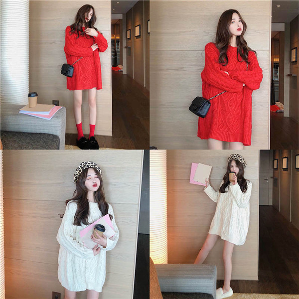 Μακρύ και ευρύ πουλόβερ με ωοειδές ντεκολτέ στο λευκό και κόκκινο χρώμα