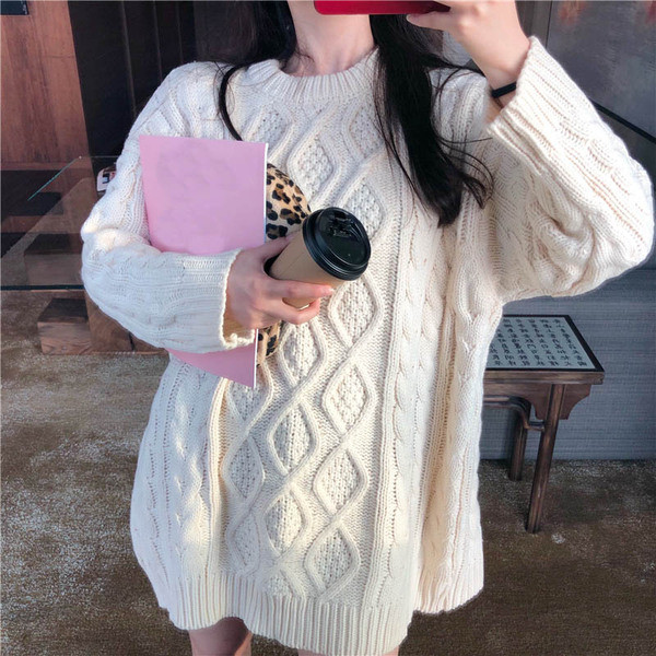 Μακρύ και ευρύ πουλόβερ με ωοειδές ντεκολτέ στο λευκό και κόκκινο χρώμα