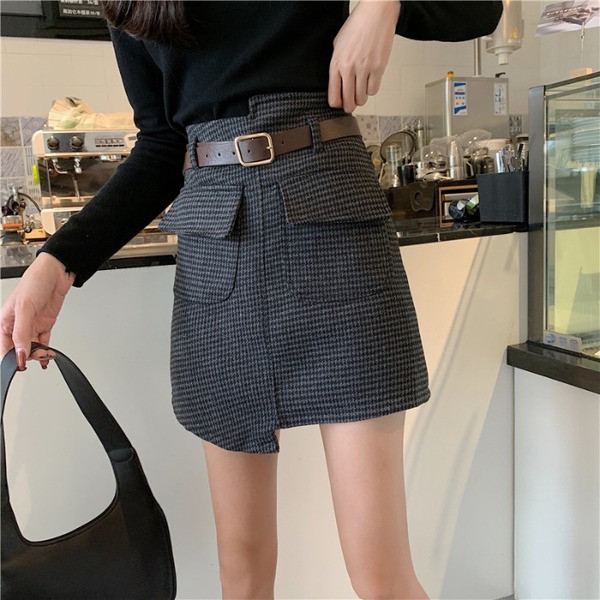 Rövid aszimmetrikus szoknya két színben övvel és zsebekkel