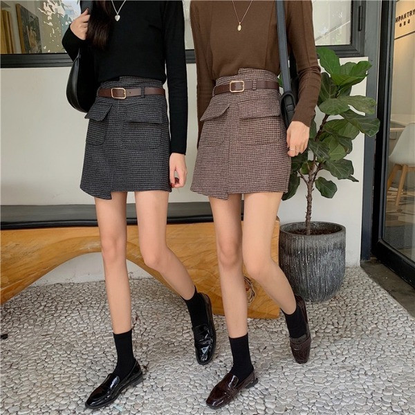 Rövid aszimmetrikus szoknya két színben övvel és zsebekkel