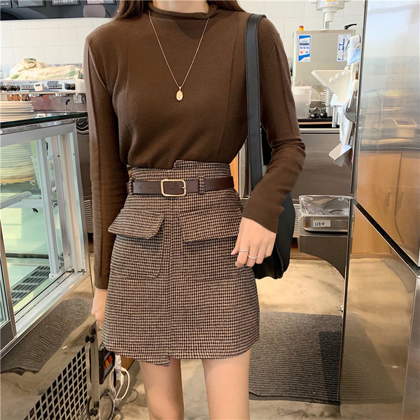 Rövid aszimmetrikus szoknya két színben övvel és zsebekkel