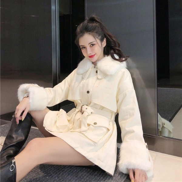 Geaca de dama cu curea si puf in rosu si alb