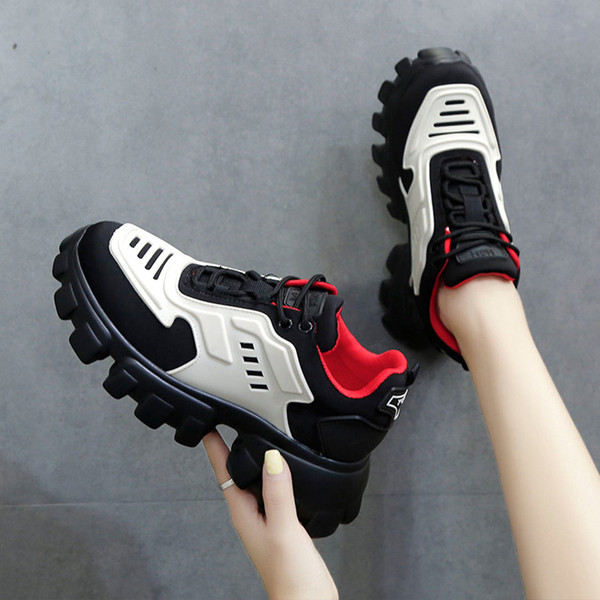 Női tornacipők új modellje durva talppal és fűzővel több színben