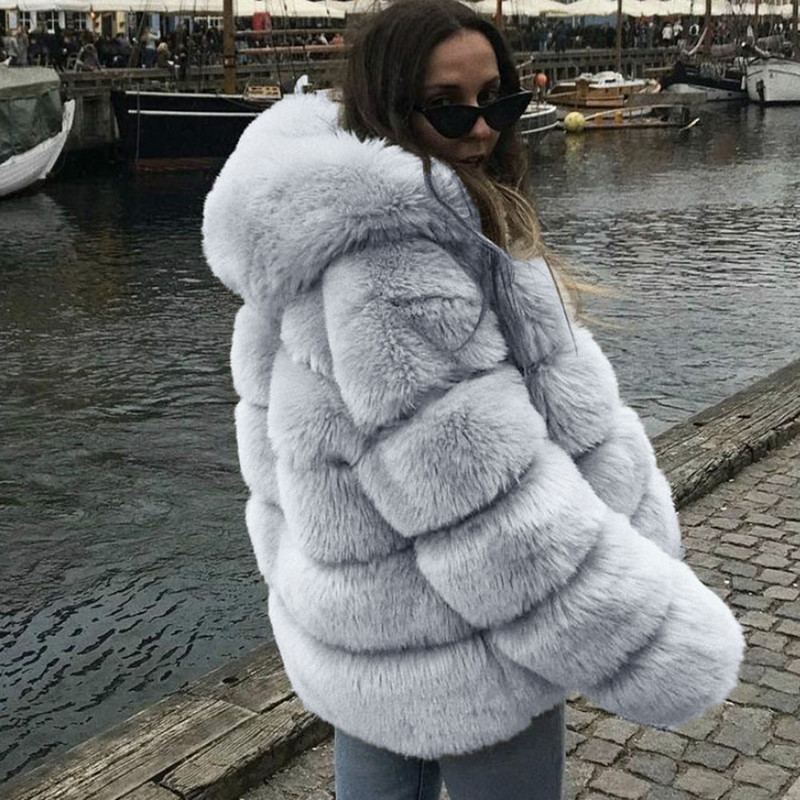 НОВ модел дамско късо палто с висока яка и дълъг ръкав в сив цвят 
