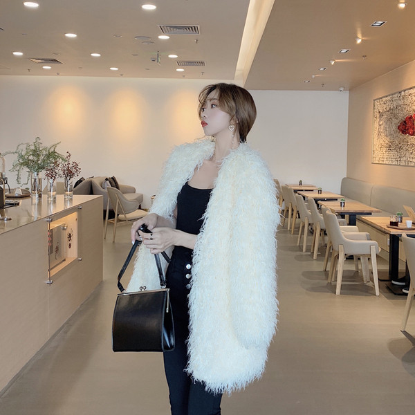 Μακρύ χνουδοτό παλτό σε λευκό και μαύρο χρώμα