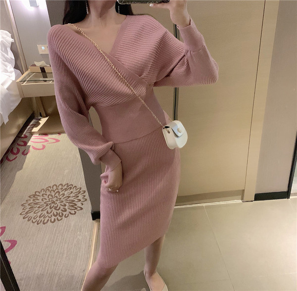 Rochie de damă cu decolteu spitz în roz și albastru