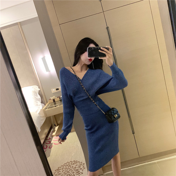 Rochie de damă cu decolteu spitz în roz și albastru