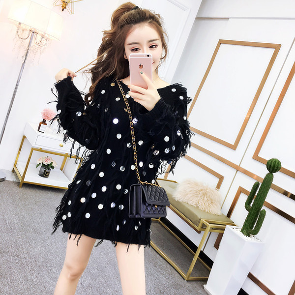 Μακρύ μοντέρνο πουλόβερ σε λευκό και μαύρο χρώμα  με πούλιες