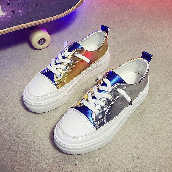 Női alkalmi tornacipő ezüst és arany nyakkendővel