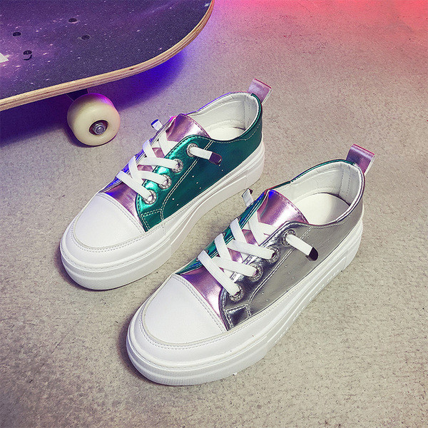 Női alkalmi tornacipő ezüst és arany nyakkendővel