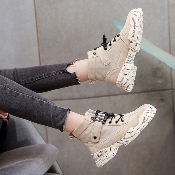 Γυναικεία αθλητικά παπούτσια με έγχρωμη σόλα σε τρία χρώματα