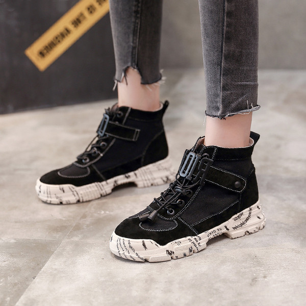 Γυναικεία αθλητικά παπούτσια με έγχρωμη σόλα σε τρία χρώματα