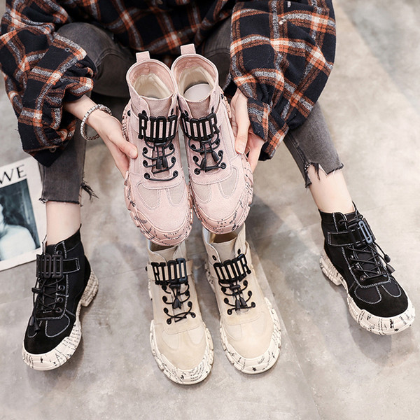 Γυναικεία αθλητικά παπούτσια με έγχρωμη σόλα σε τρία χρώματα