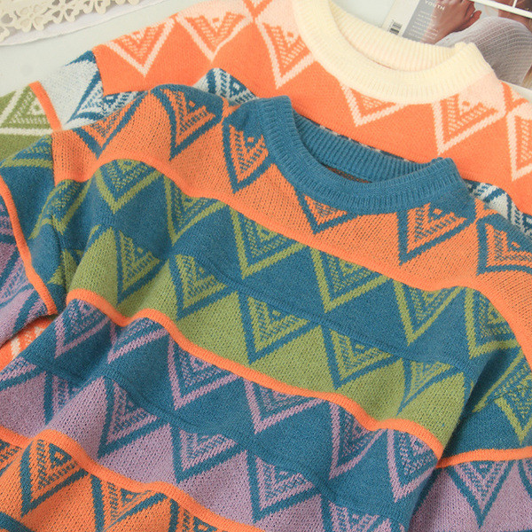 Pulover de dama modern cu decolteu oval si model floral