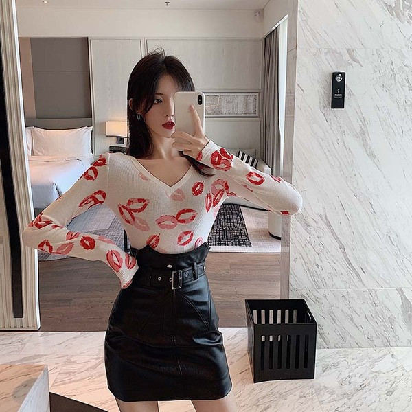 Bluză de damă moale cu decolteu spitz de culoare albă și aplicație