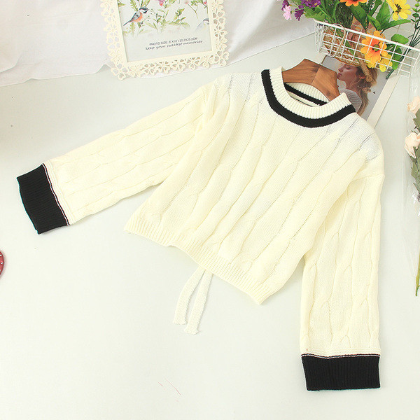 Modern női pulóver ovális nyakkivágással, több színben megkötővel