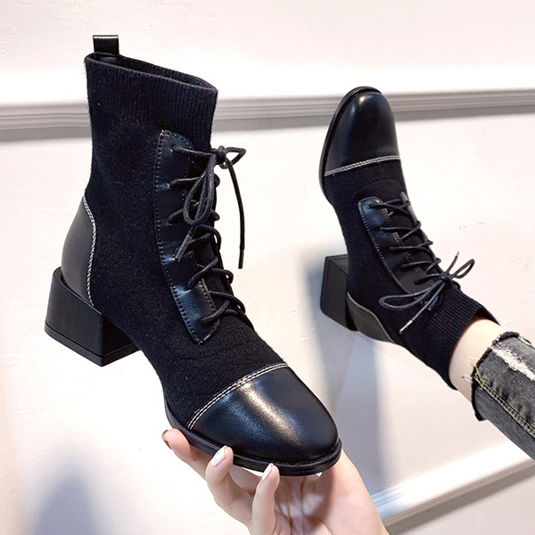 Μοντέρνες γυναικείες μπότες με παχιά τακούνια και  κορδόνια σε μαύρο χρώμα