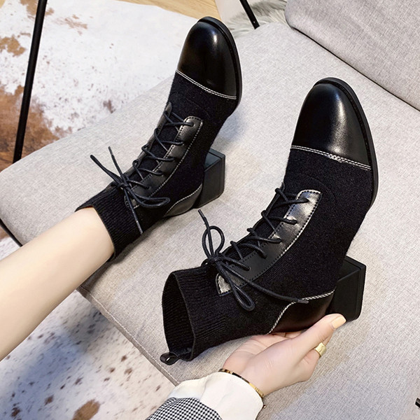 Μοντέρνες γυναικείες μπότες με παχιά τακούνια και  κορδόνια σε μαύρο χρώμα