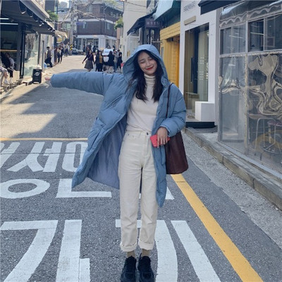 Μακρύ χειμωνιάτικο μπουφάν με τσέπες σε άσπρο, μπλε και μαύρο χρώμα