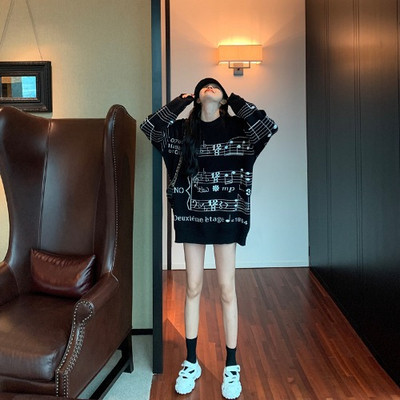 Μακρύ πουλόβερ με εφαρμογή σε λευκό και μαύρο χρώμα