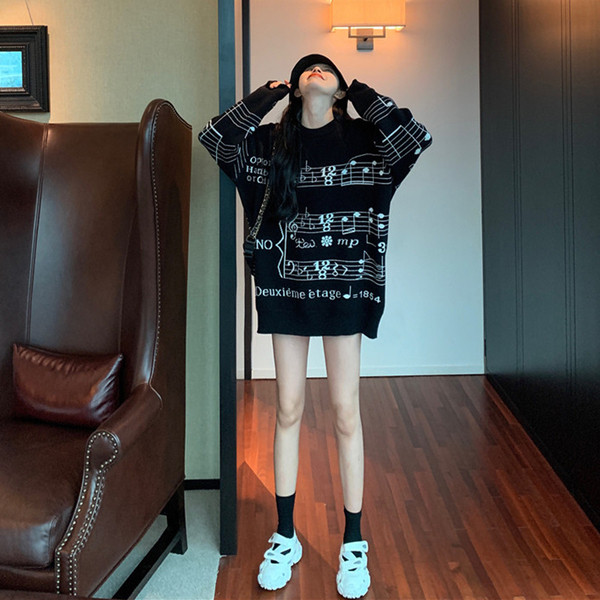 Μακρύ πουλόβερ με εφαρμογή σε λευκό και μαύρο χρώμα