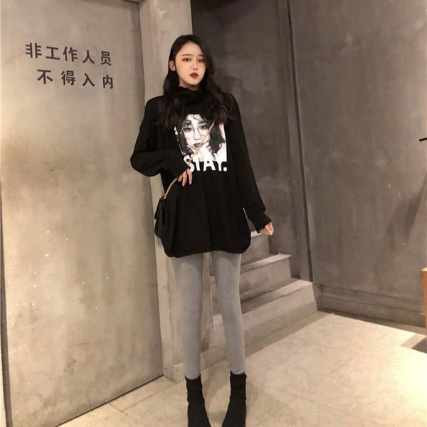 Bluză lungă și largă cu guler polo și aplicație