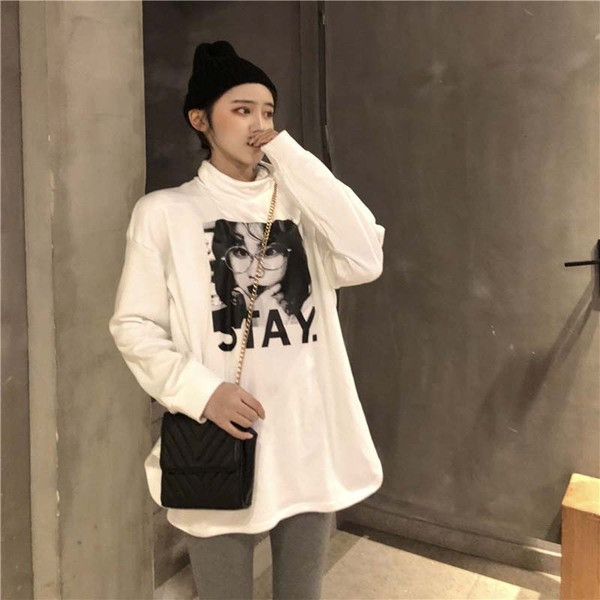 Bluză lungă și largă cu guler polo și aplicație