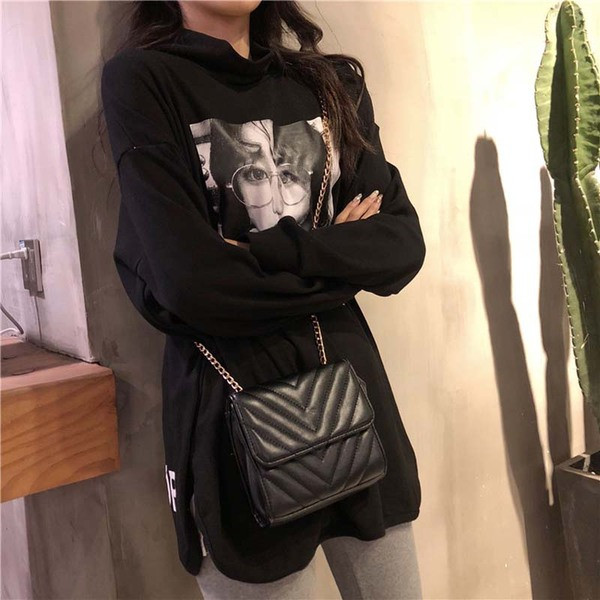 Bluză lungă și largă cu guler polo și aplicație