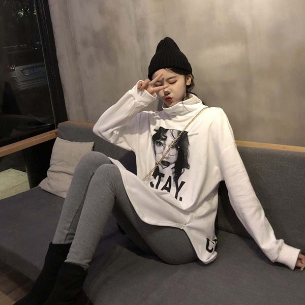 Bluză lungă și largă cu guler polo și aplicație