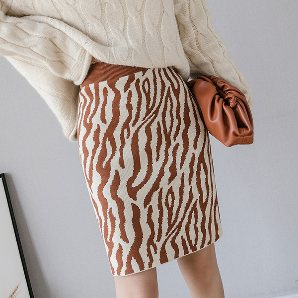 Fusta scurta de dama moderna cu model in doua culori