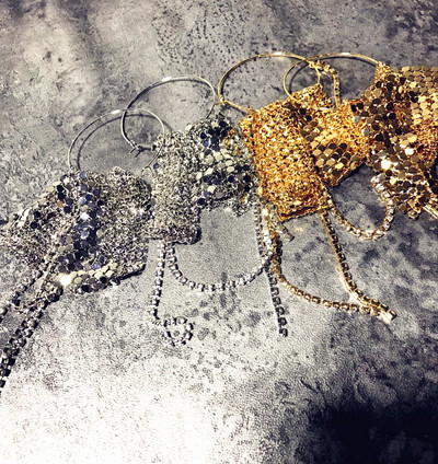 Κομψά γυναικεία σκουλαρίκια με πέτρες και κρεμαστά μοτίβα σε ασήμι και χρυσό χρώμα