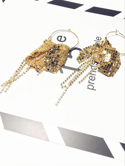 Elegáns női fülbevaló kövekkel és függő motívumokkal ezüst és arany színben