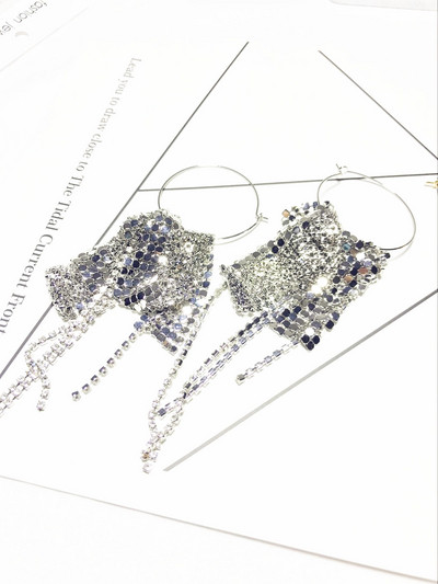 Elegáns női fülbevaló kövekkel és függő motívumokkal ezüst és arany színben