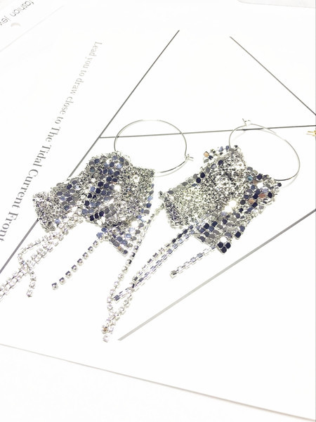 Elegáns női fülbevaló kövekkel és függő motívumokkal ezüst és arany színben