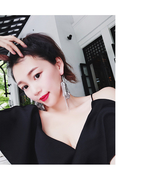 Elegáns női fülbevaló kövekkel és függő motívumokkal ezüst és arany színben