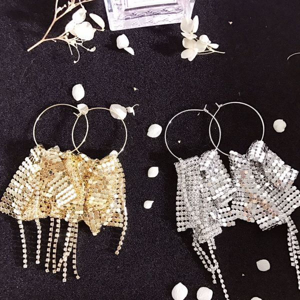 Elegáns női fülbevaló kövekkel és függő motívumokkal ezüst és arany színben