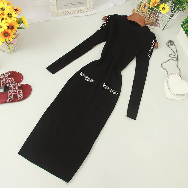 Modern, zsebes, csupasz vállú női ruha többféle színben