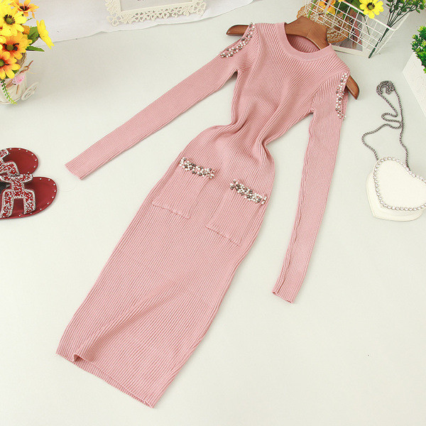 Modern, zsebes, csupasz vállú női ruha többféle színben