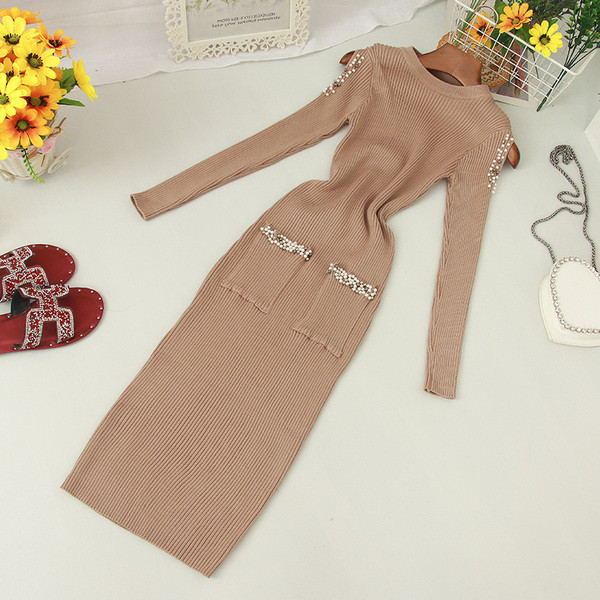 Modern, zsebes, csupasz vállú női ruha többféle színben