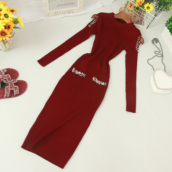 Modern, zsebes, csupasz vállú női ruha többféle színben