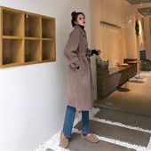 Дълго модерно палто с копчета и колан в кафяв цвят