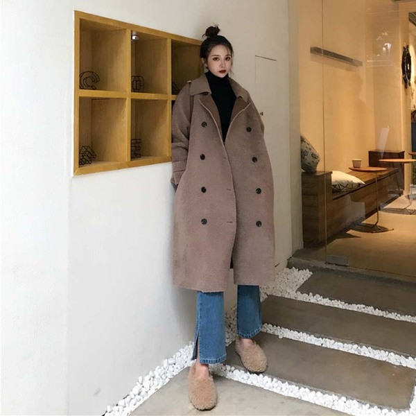 Дълго модерно палто с копчета и колан в кафяв цвят