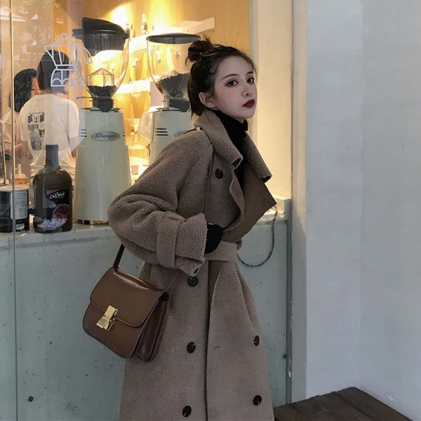 Дълго модерно палто с копчета и колан в кафяв цвят