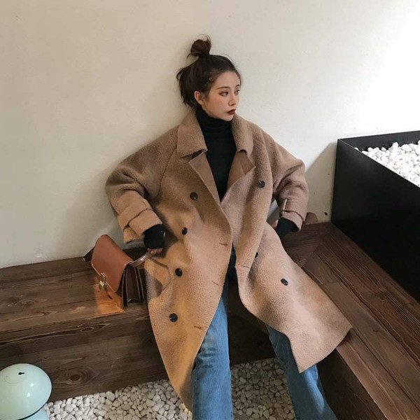 Дълго модерно палто с копчета и колан в кафяв цвят