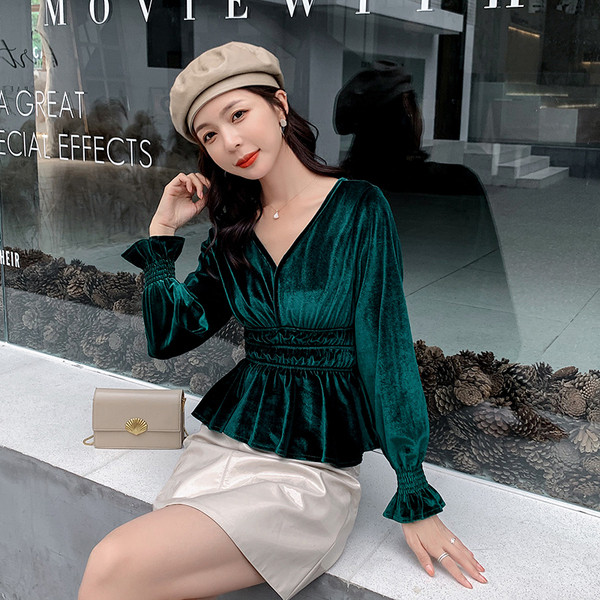 Γυναικεία μπλούζα βελούδο με λαιμόκοψη σε διάφορα χρώματα