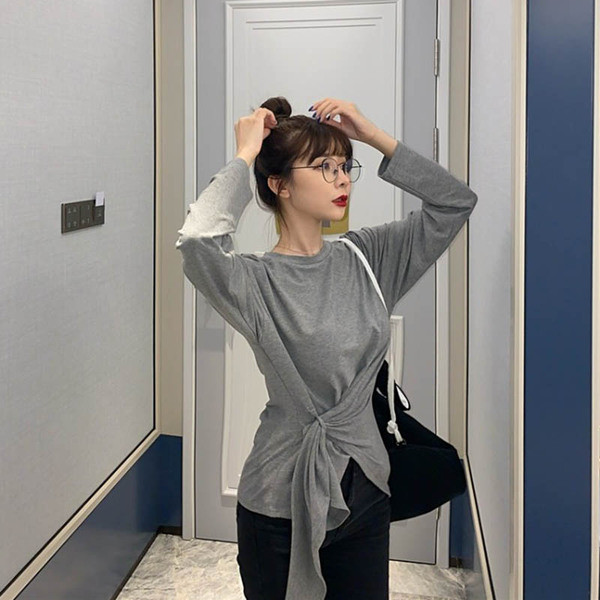 Γυναικεία ασύμμετρη μπλούζα σε γκρι και μαύρο χρώμα