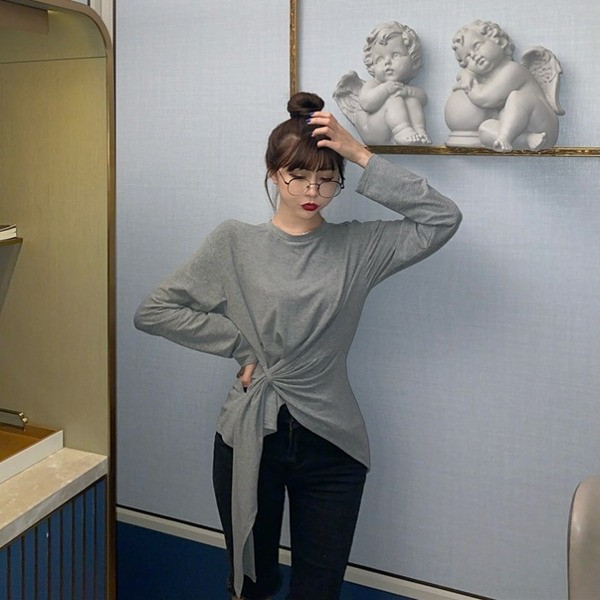 Γυναικεία ασύμμετρη μπλούζα σε γκρι και μαύρο χρώμα